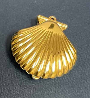 Yellow Gold Seashell Pendant Watch